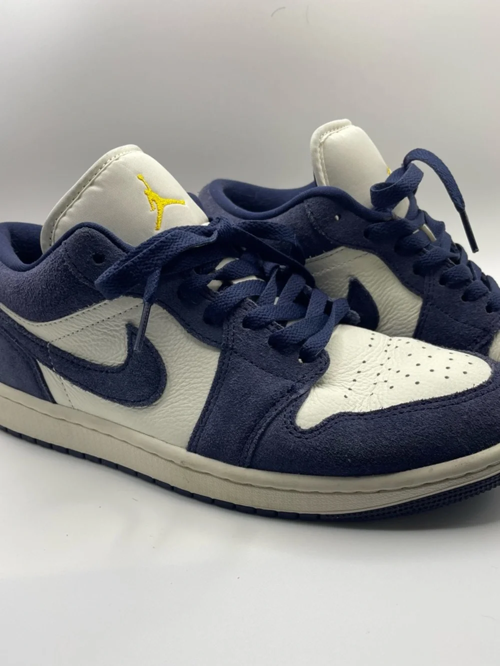 Nike Navy & White‎ Low-Top Sneakers with Yellow Logo
